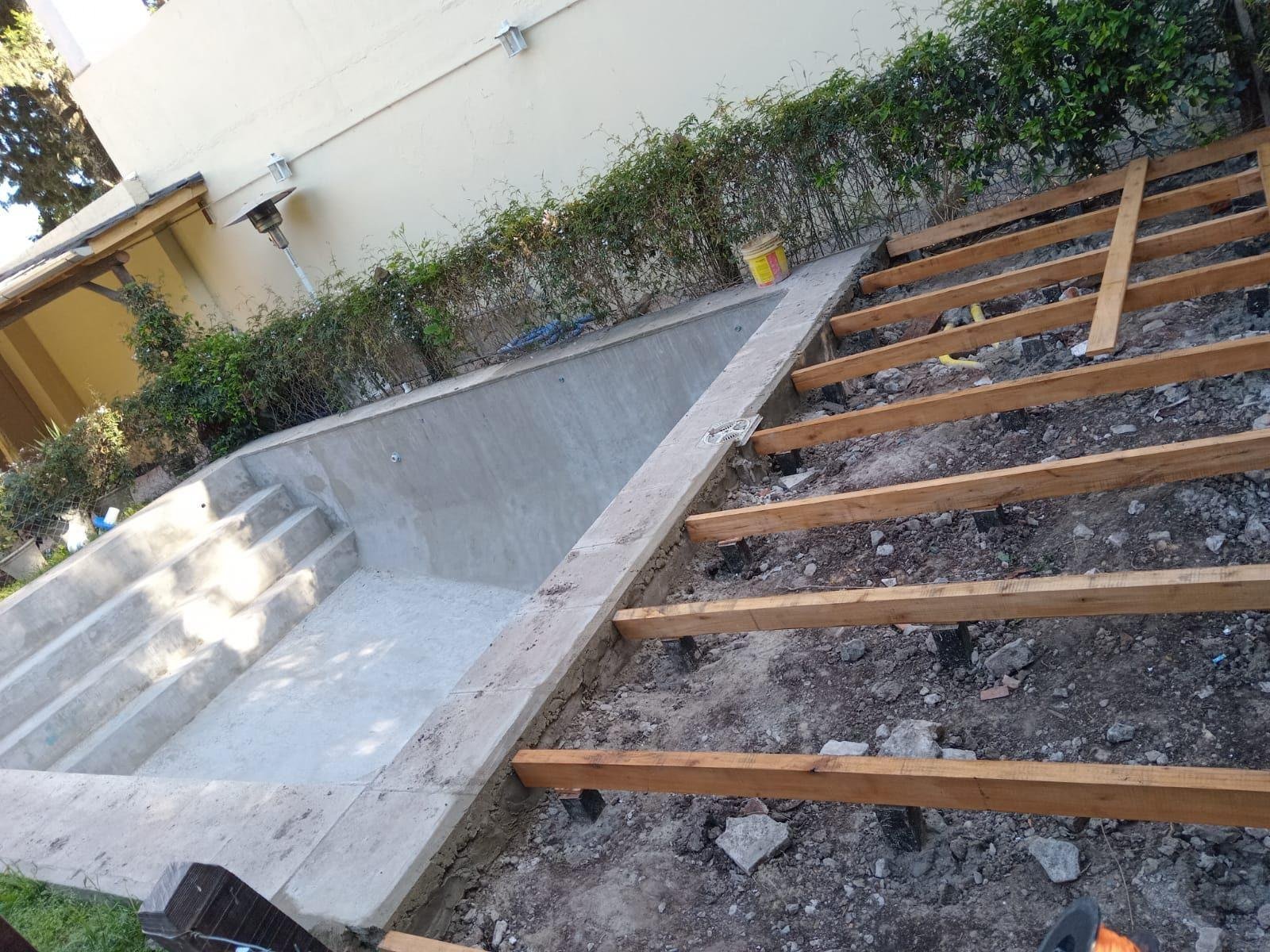 Estructura de tirantes de un deck de madera en construcción