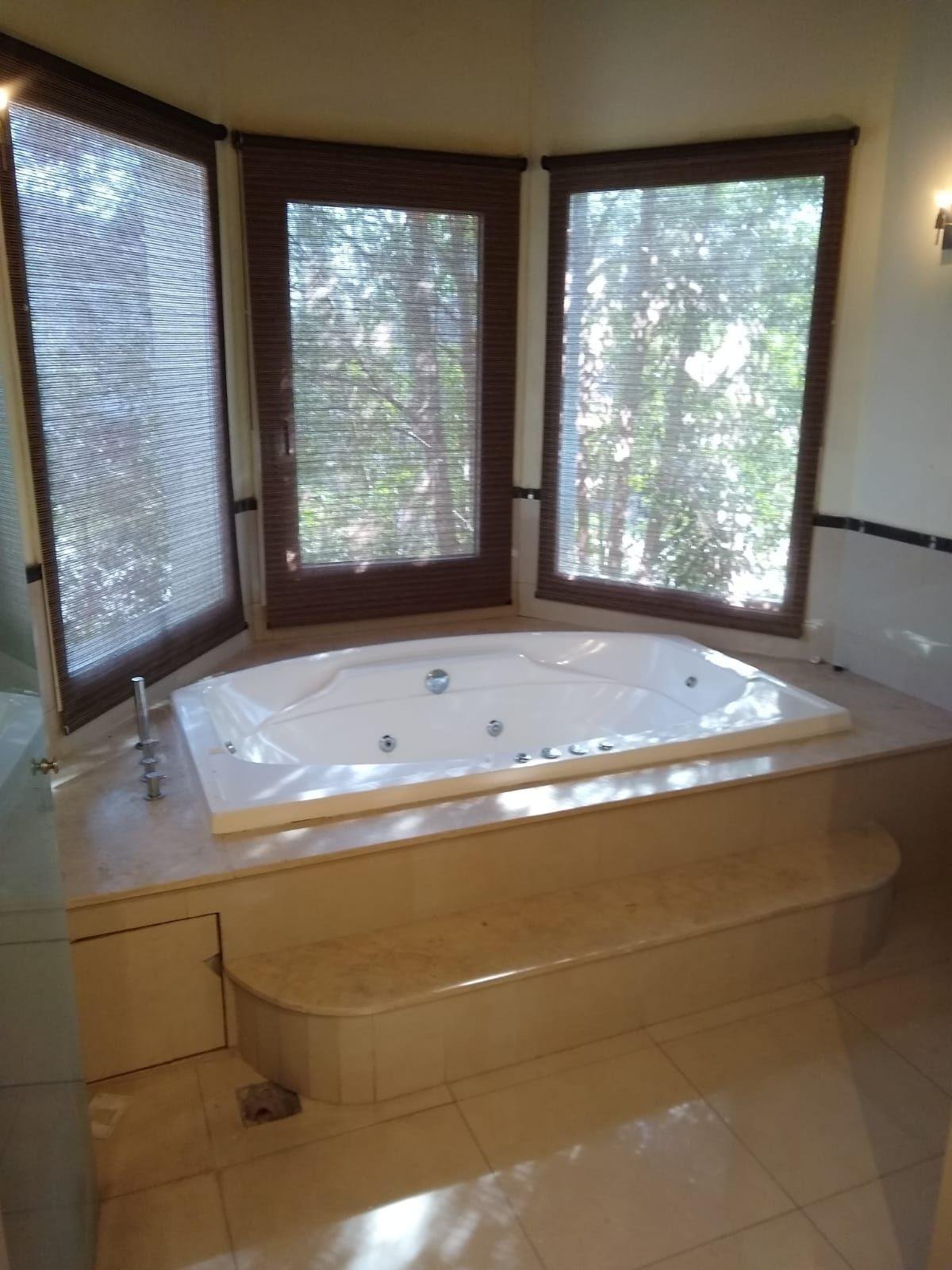 Baño con bañera de hidromasaje terminado